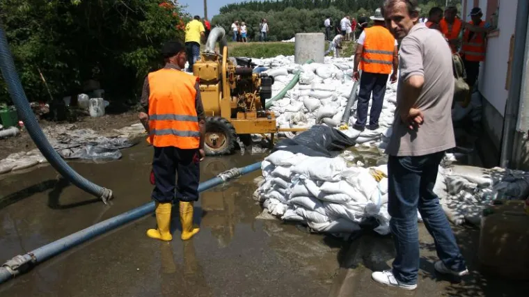 Drava prodrla u osječki ZOO, životinje se evakuiraju