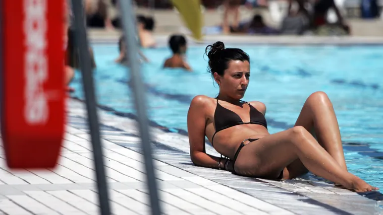 Zagrebu kronično nedostaje bazena! Građani u fontanama