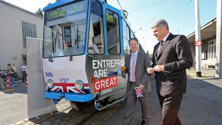 Prigodno oslikani tramvaj broj 13 vozi Zagrebom