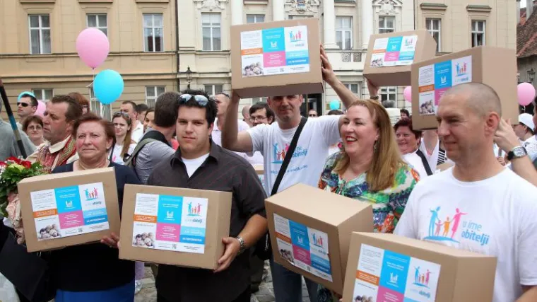 Počelo je! Potpisi za referendum o braku idu na provjeru!