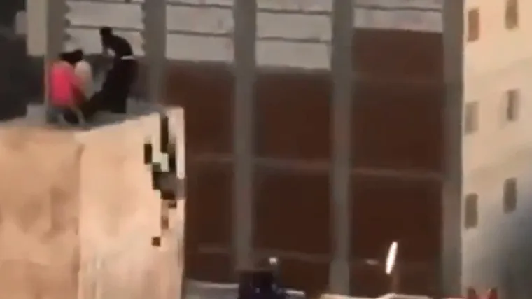 Uznemirujući video: Mladića bacili s krova pa istukli do smrti!