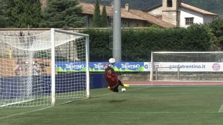 Ne biste vjerovali! Mandžo je i sjajan golman!