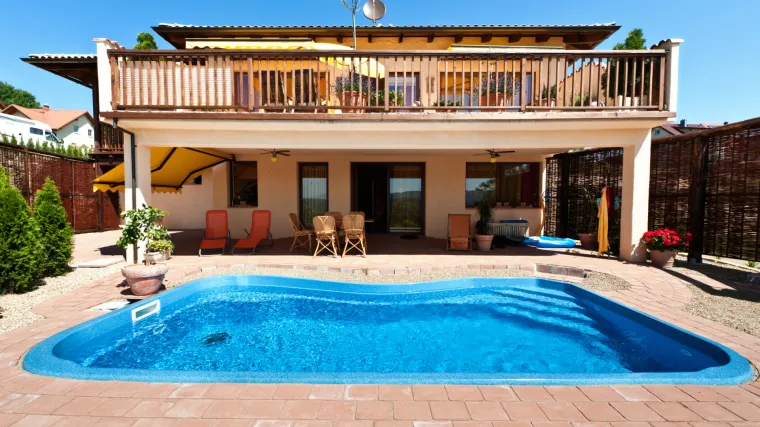 Dijete se bori za život nakon &scaron;to je upalo u bazen!