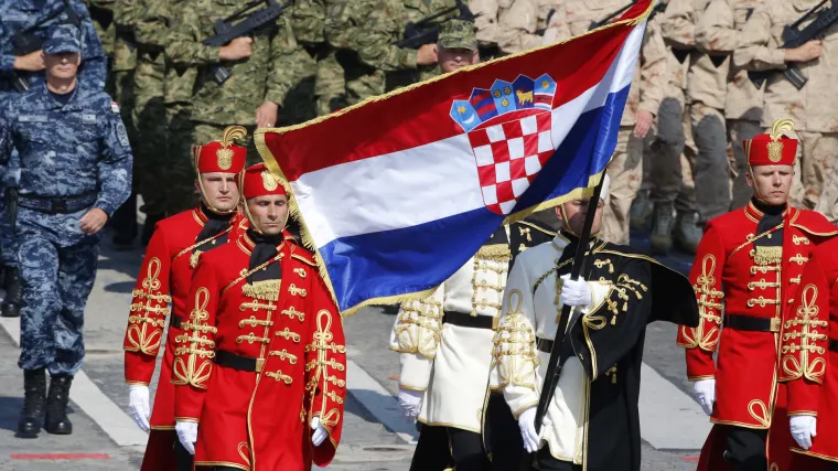 S ponosom nosili hrvatsku zastavu na Elizejskim poljanama