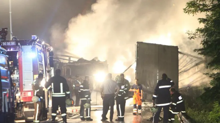 Vozač skrivio stravičnu nesreću, pa izvukao djevojku iz gorućeg vozila