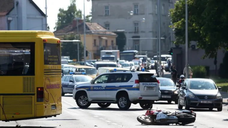 Motociklist poginuo u sudaru s autobusom