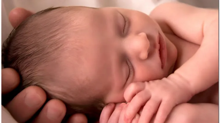 Beba pala s četvrtog kata i slomila 'samo' nogu!