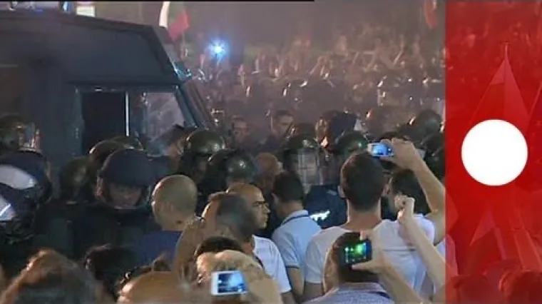 Ministri satima bili zatočeni u zgradi parlamenta!