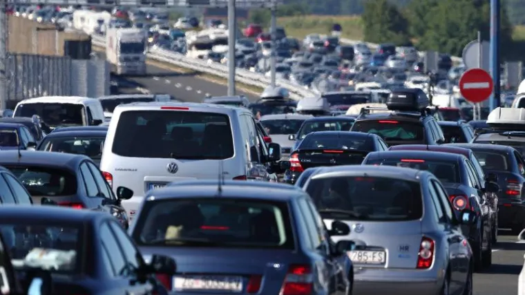 Kilometarske kolone na Lučkom u oba smjera