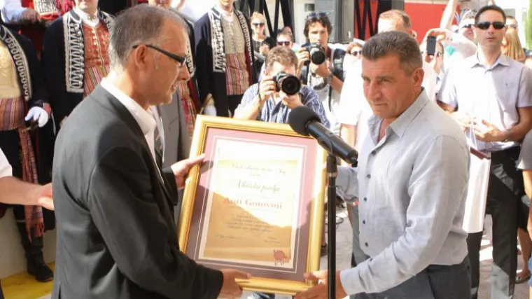 Sinj ovacijama pozdravio počasnog alkara Antu Gotovinu