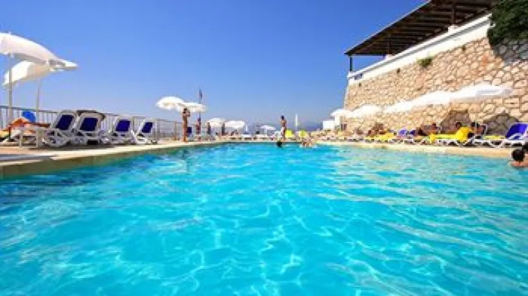 Osmogodi&scaron;nja curica ostala zarobljena na dnu bazena