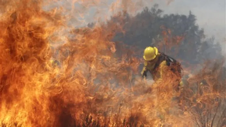 Preko 1600 vatrogasaca borilo se s ogromnim požarom
