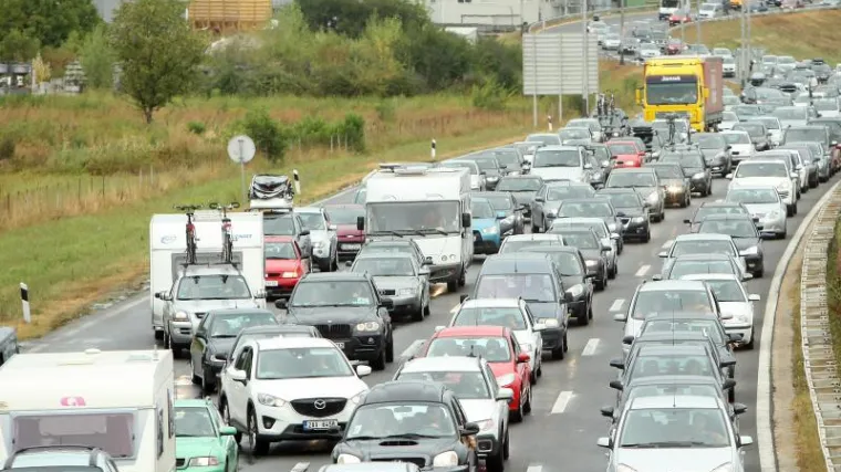 Vikend u &scaron;pici sezone: Kilometarske kolone na cestama
