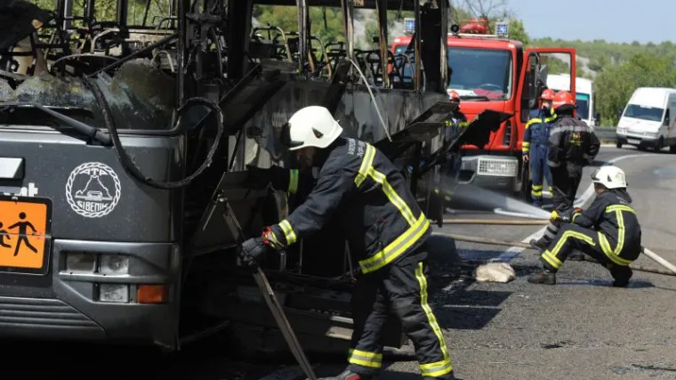 Drama u Skradinu: Autobus potpuno izgorio, putnici pobjegli na vrijeme!