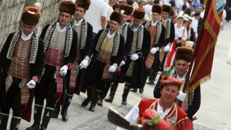 Pucali iz mačkula na sinjskoj tvrđavi te se ozlijedili!