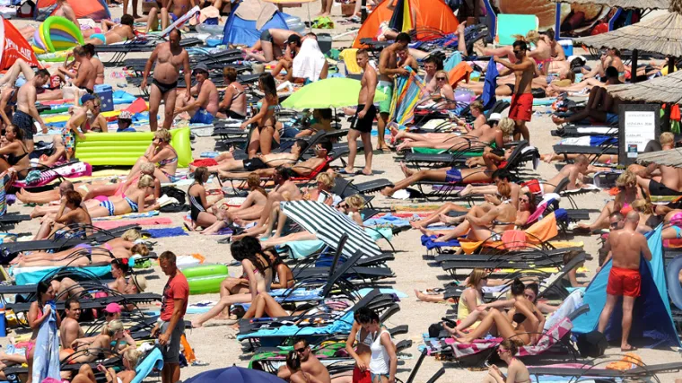 Slovački par motri nepažljive turiste i krade im novac