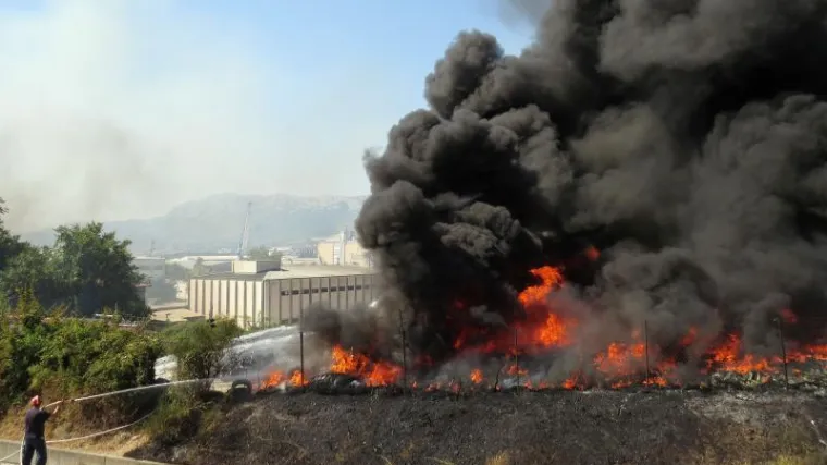 Požar u Splitu: Gorjele stare gume i otpad