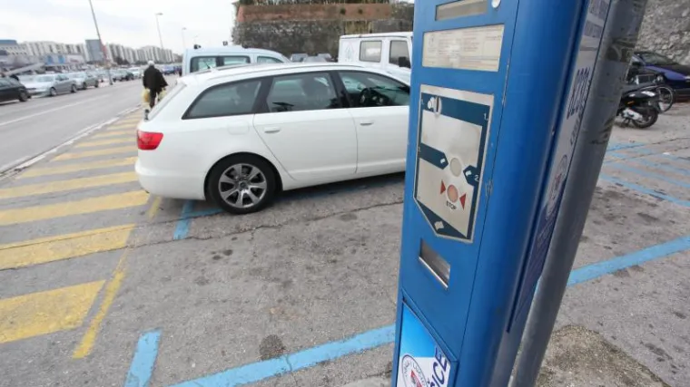 Odbio platiti parking pa kombijem udario maloljetnog radnika!