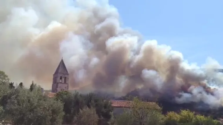 Pogledajte dramatične snimke požara na Visu