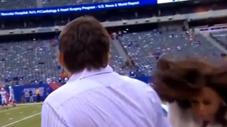 Nije joj bilo spasa: Voditeljica dobila loptom u glavu!