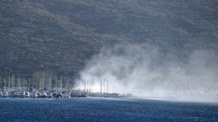 Požar potpuno uni&scaron;tio brodicu: Posada spa&scaron;ena, ali u stanju &scaron;oka