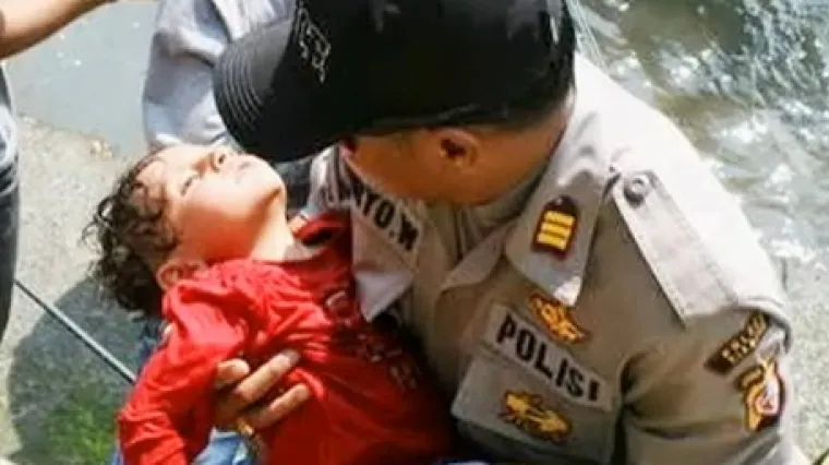 Prenatrpani brod potonuo u vodama Australije