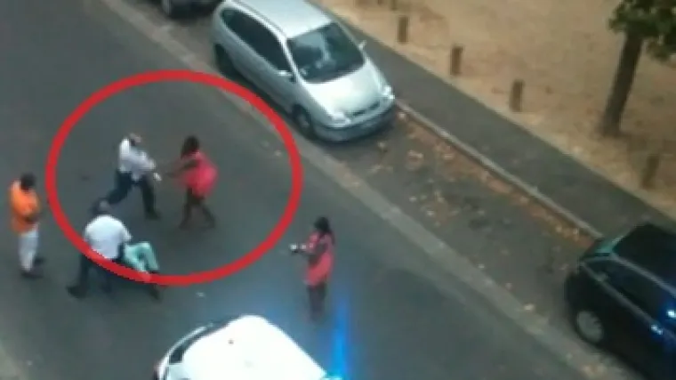 Policajac pretukao ženu nasred ulice!