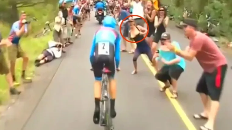 Iznenada 'uletjela' u kadar i pokazala grudi!