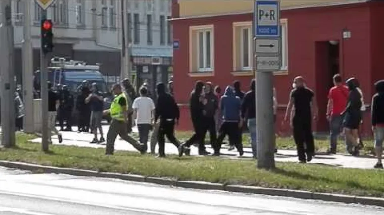 Stotinjak ekstremista uhićeno na proturomskom okupljanju