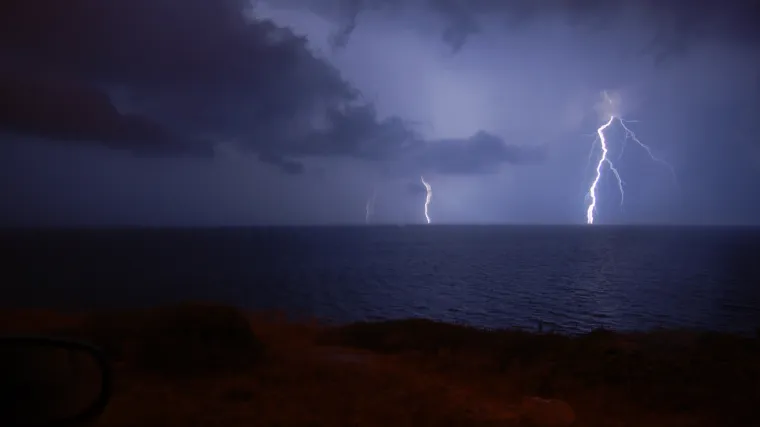 Nevrijeme poharalo Hrvatsku, udari munje zapalili kuće