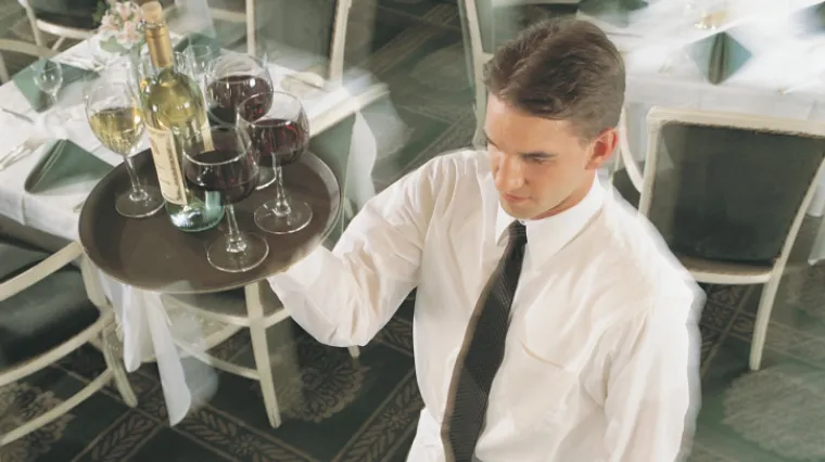 Turistima silom naplaćivali besplatno piće, jednog ozlijedili