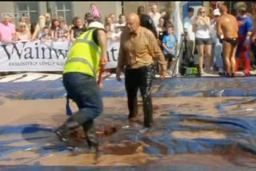 Hrvanje u umaku za meso? Da, i to postoji!