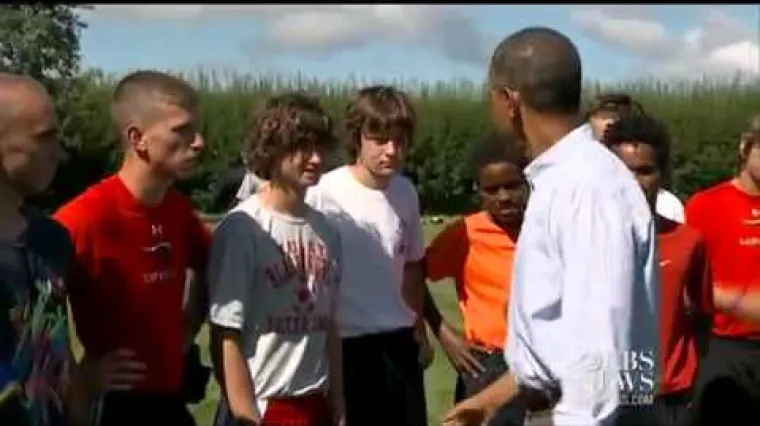 Obama pokazao kako (ne) zna igrati nogomet
