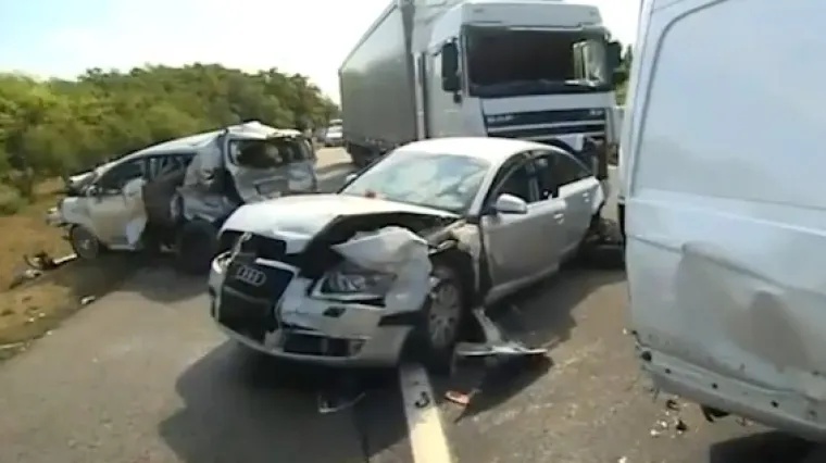 U sudaru devet vozila najmanje troje mrtvih!