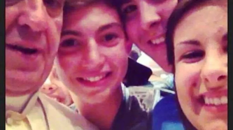 Raspoloženi Papa opet kr&scaron;io protokol