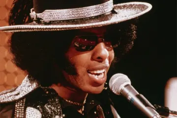 Bend sastavljen isključivo od albino glazbenika