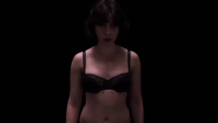 Seksepilna Scarlett Johansson jede autostopere!