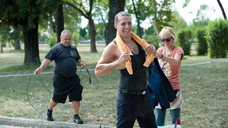 Filipu ni ronilačko odijelo ne smeta da izvede striptiz