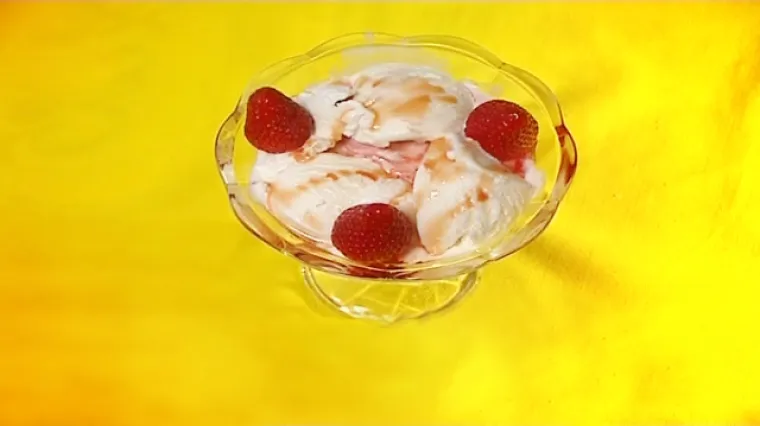 Sladoled od vanilije sa jagodama u umaku od zelenog papra