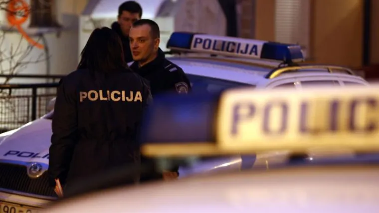 Mladić prostrijeljen dok je stajao na prozoru