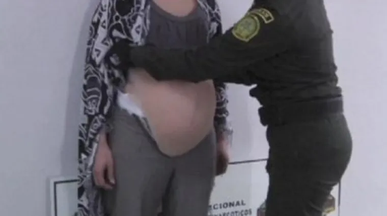 Krijumčarila drogu u lažnom trudničkom trbuhu