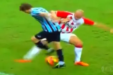 U samo nekoliko sekundi osramotio ga tri puta!