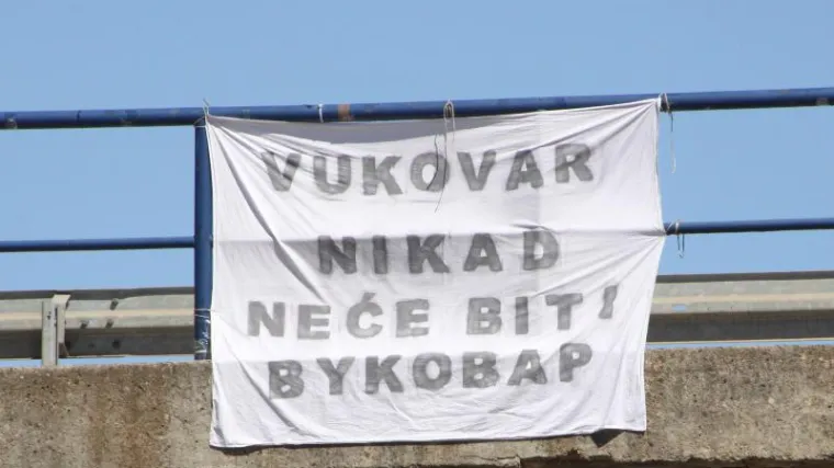 Prosvjednici: Nikada nećemo odustati od protivljenja ćirilici!