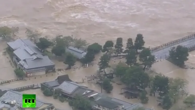 Snažan tajfun pogodio Japan, pola milijuna ljudi evakuirano