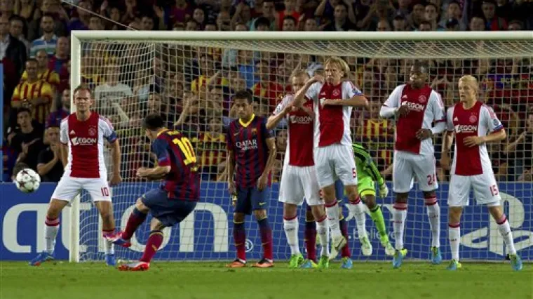 Messi hat-trickom uni&scaron;tio Ajax, Napoli sru&scaron;io Borussiju