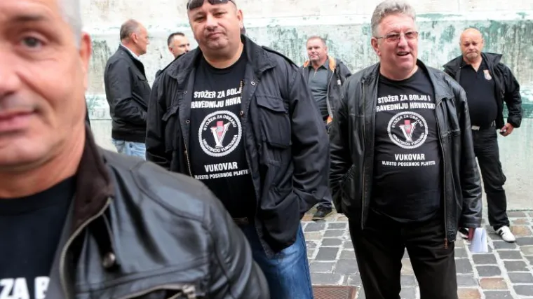 Branitelji zastupnicima dijele majice 'Stop ćirilici u Vukovaru'