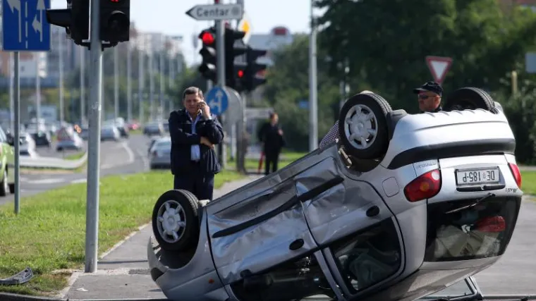 Od siline udarca automobil zavr&scaron;io na krovu