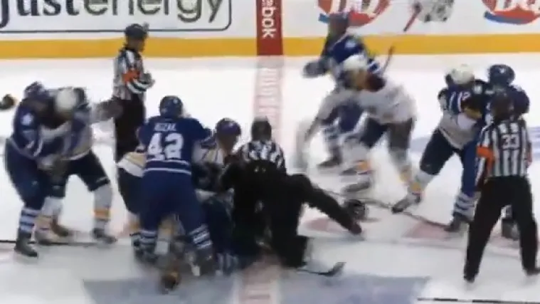 Boksački obračun na hokeja&scaron;koj utakmici