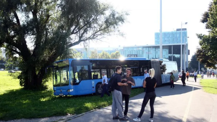 Autobus ZET-a zavr&scaron;io na livadi jer su otkazale kočnice