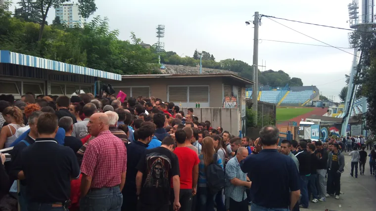 Ludnica u Rijeci: Čekali od rane zore za ulaznice!